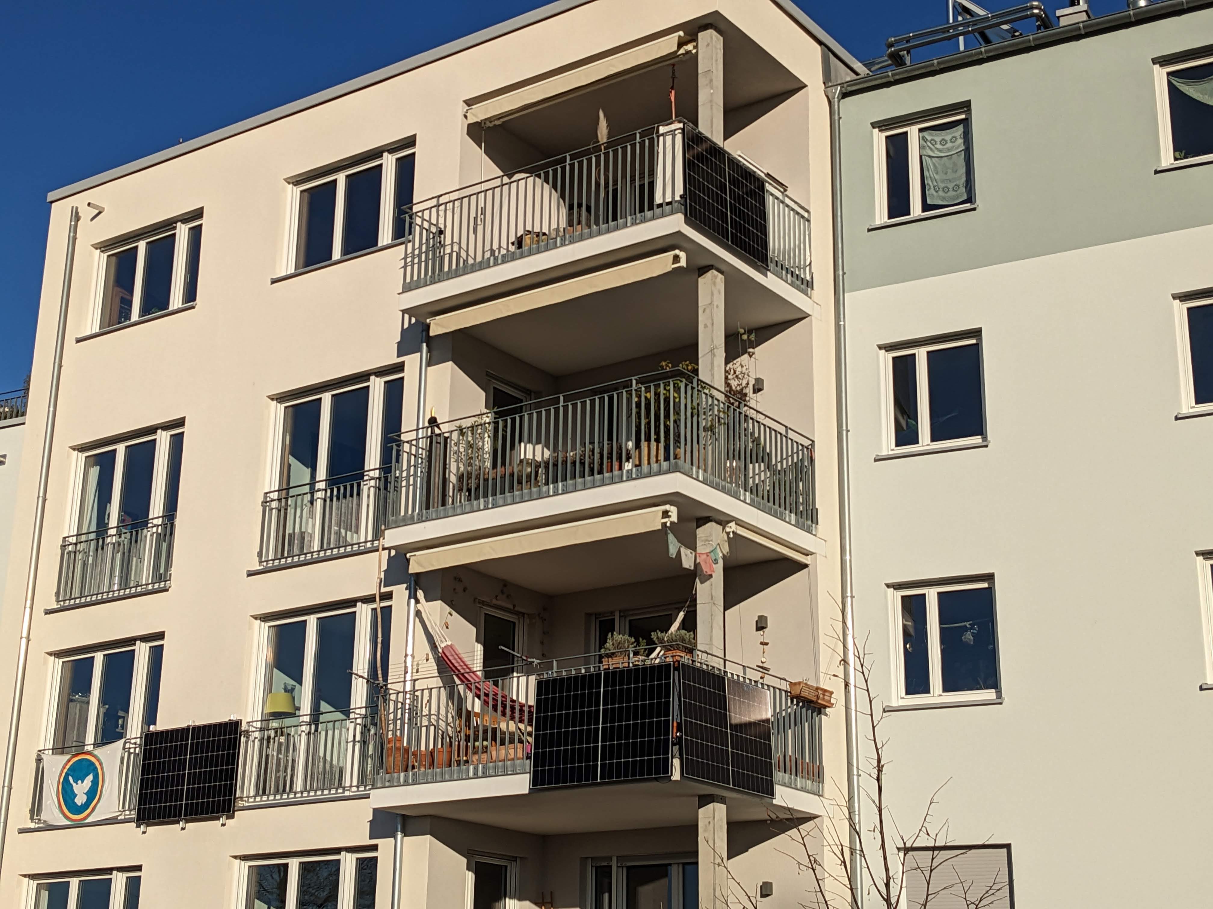 Mehrfamilienhaus mit Balkon-PV in Deutschland