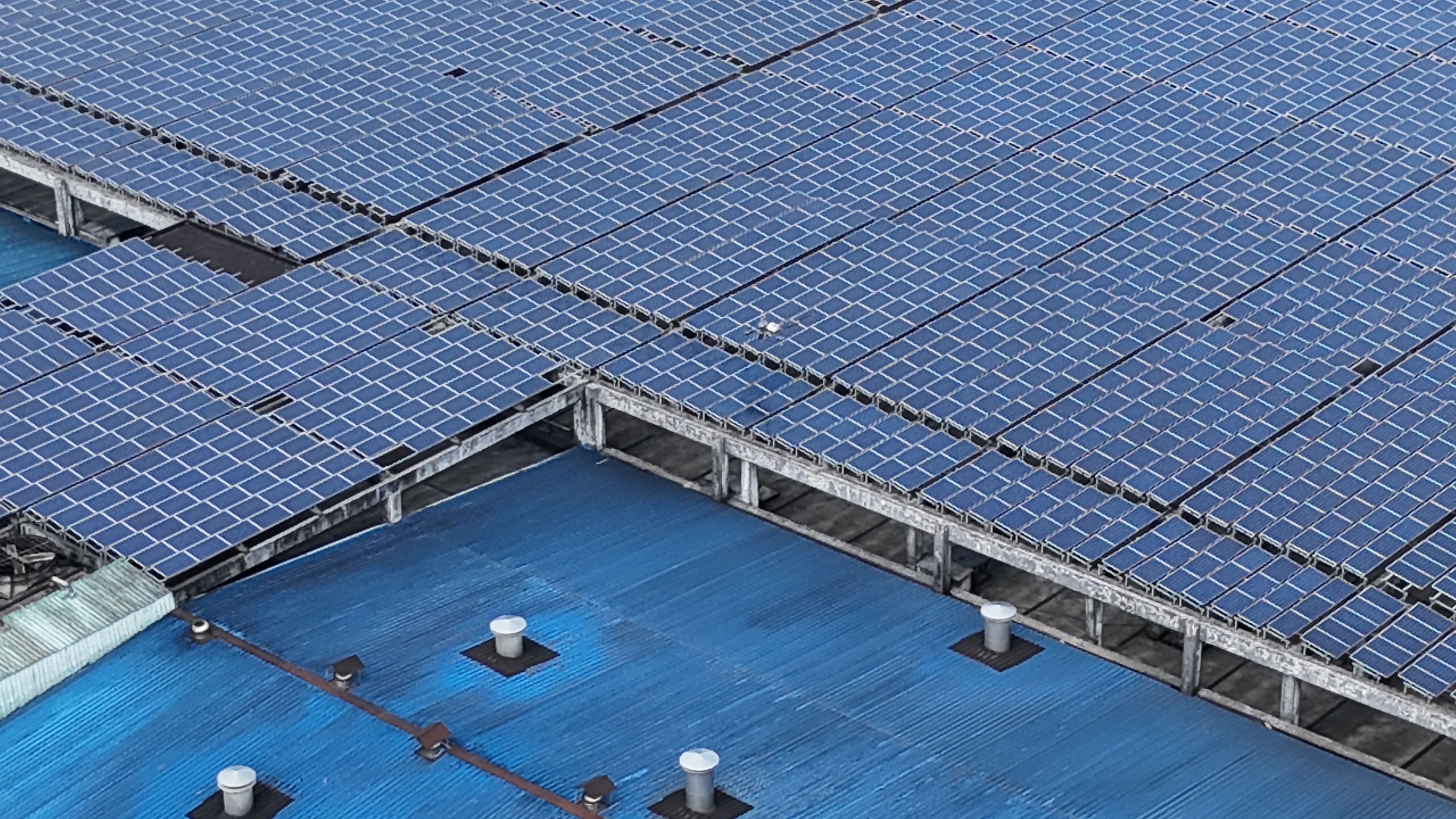 PV-Anlage auf einem großen gewerblichen Dach