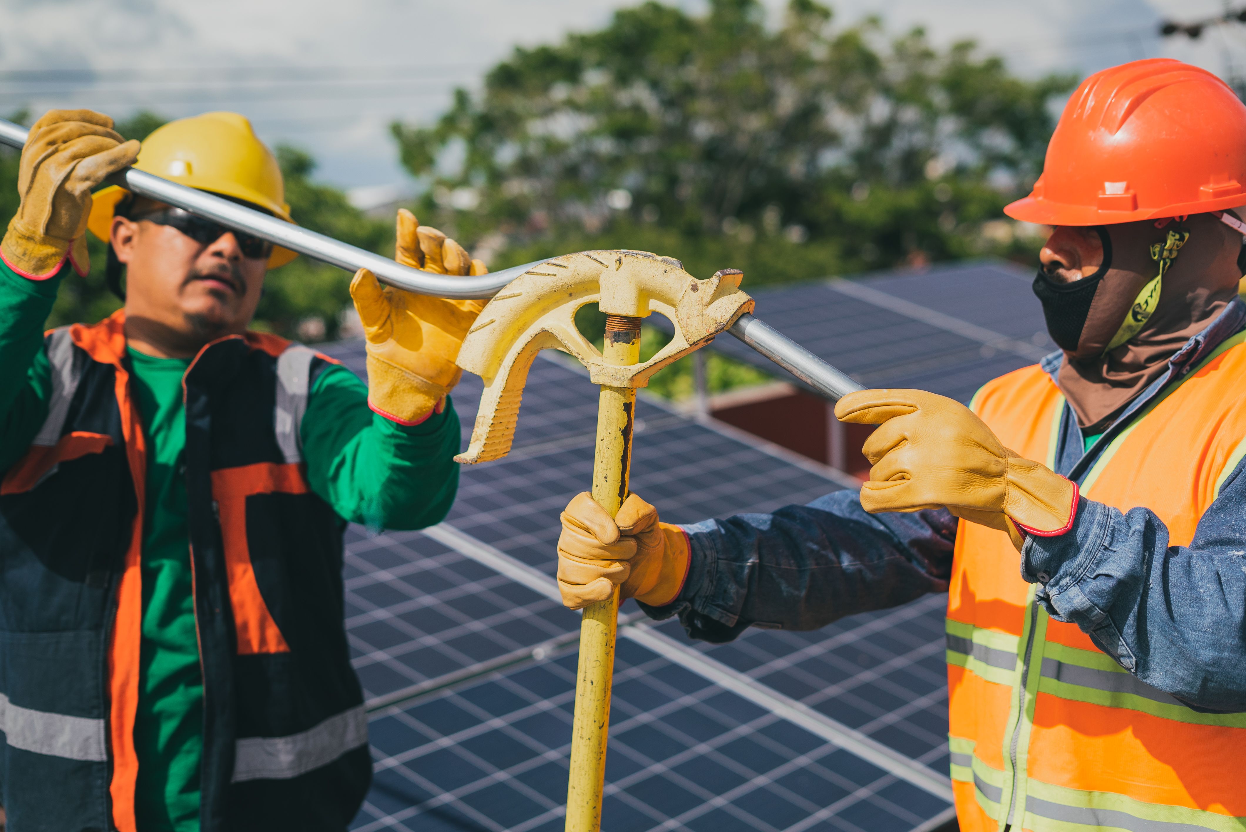 Fachkräfte bei der Arbeit an PV-Modulen