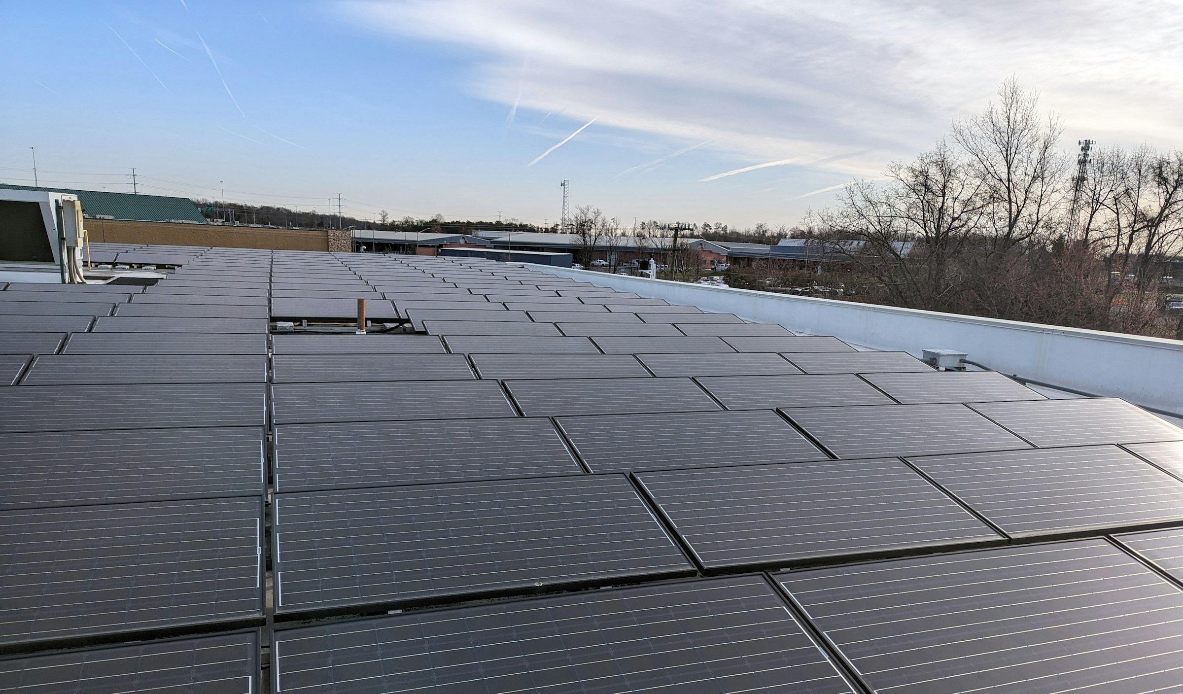 Photovoltaik auf einem Gewerbedach · allgemeines Beispielmotiv